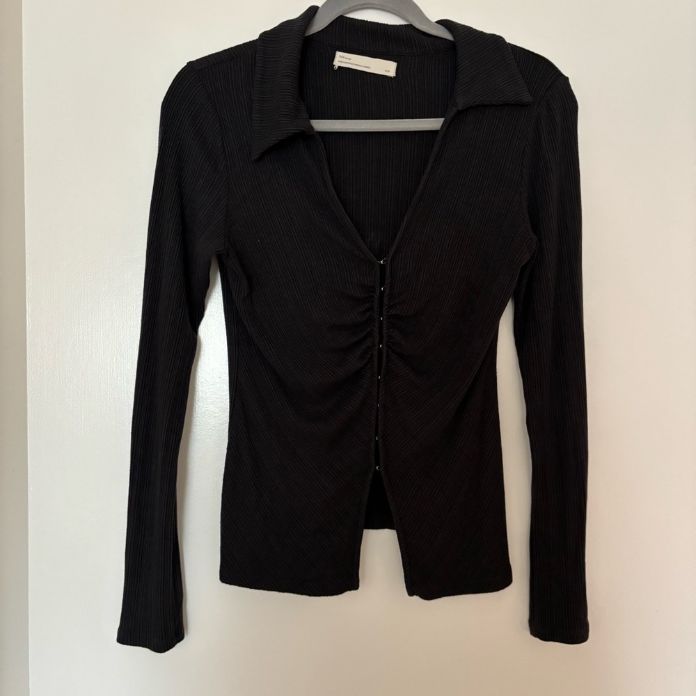 OAK + FORT Clasp-Front Long Sleeve Collared Slinky Tee in Black
